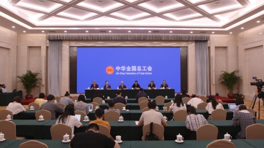 【工视频】中国工会的非凡十年：开展法律援助，工会做了这些�? title=
