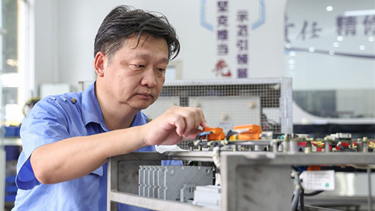 劳模风采·2020年全国劳�?#32;| 陈岗：“电霸”劳模敬�?0余载 提升列车检修质�? title=