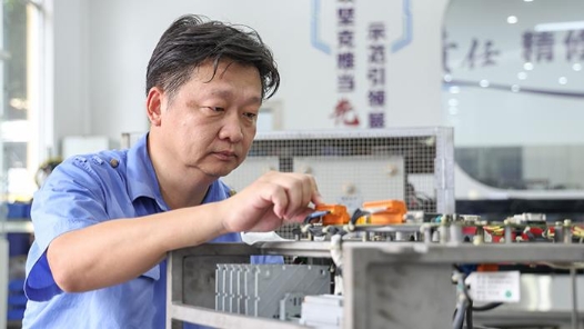 劳模风采·2020年全国劳�?#32;| 陈岗�?#32;“电霸”劳模潜心技术研�?0余载 提升列车检修质�? title=