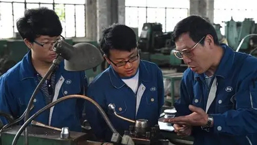 【工人日报社评】摘牌，为的是让创新的火焰越烧越旺