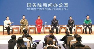 “一手紧握劳动工具，一手捧起金色奖章”