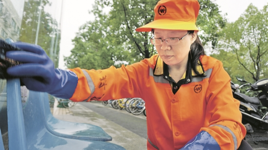 劳模风采·2015年全国劳�?#32;| 陈鹂23年坚守环卫一线：以心作“帚�? title=