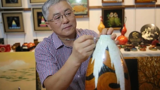 劳模风采·黑龙江劳模丨夏立军：匠心传承大漆技�? title=