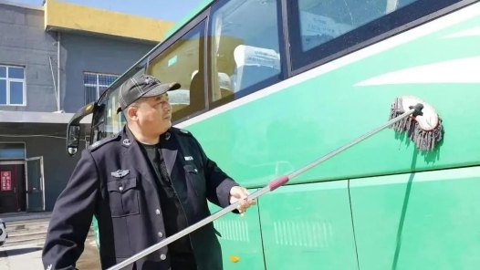 劳模风采·黑龙江劳�?#32;| 胡立伟：二十七载平安�?#32;兢兢业业司乘�? title=