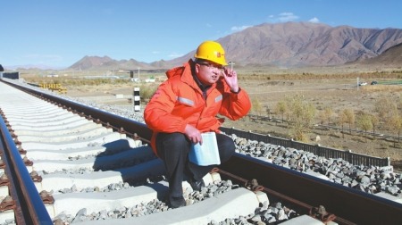 工匠汇�?017年西藏工匠｜刘争平：和冻土“斗”了半个世纪 想把动车开到拉�? title=