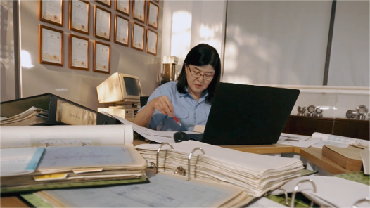 纪录片《南粤工匠》第八集：以轴劲儿承托中国制造的铿锵玫瑰——王�? title=