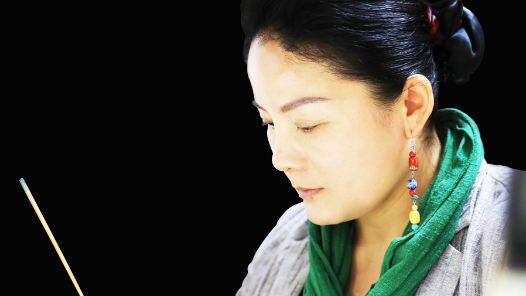 工匠汇·第一届云岭工�?#32;| 滇派内画创始人孙鸿雁：时光不负追梦人