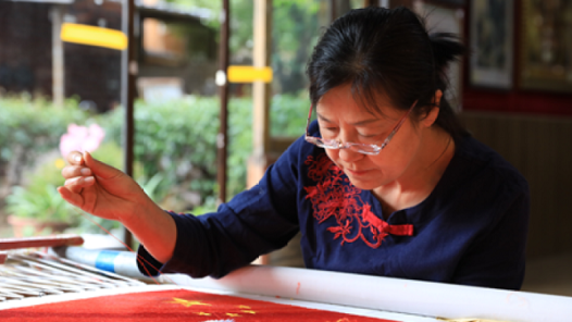 工匠汇�?018年云岭工�?#32;| 彭萍：匠心独具的刺绣技艺大�? title=