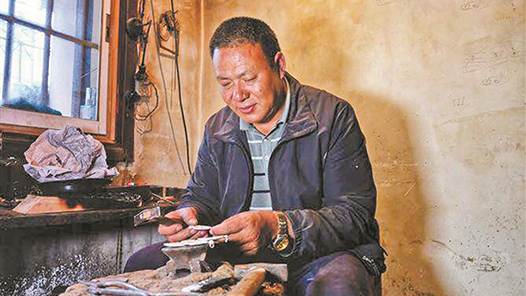 工匠汇�?018云岭工匠 | 洛桑扎西：小工匠打造馆藏精�? title=