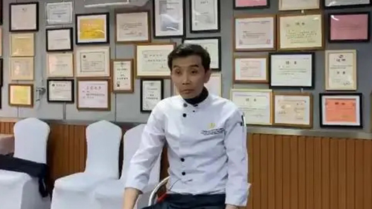 工匠汇�?018云岭工匠｜鄢赪：滇菜必须往前走 没有退�? title=