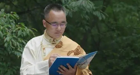 工匠汇�?019云岭工匠 | 鲁茸吉称：从小学画，40年反复打磨提升技艺，如今他是“画布上的修行者�? title=