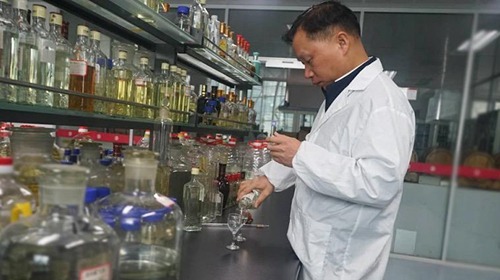 工匠汇·第一届荆楚工�?#32;| 童国强：从酿酒工人到调酒大师的蜕�? title=