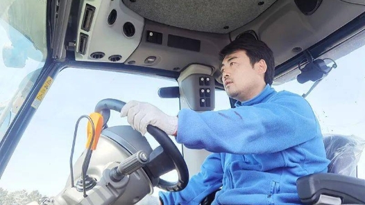 劳模风采·黑龙江劳�?#32;| 刘秀峰：将农业生产托管服务做广做深做�? title=