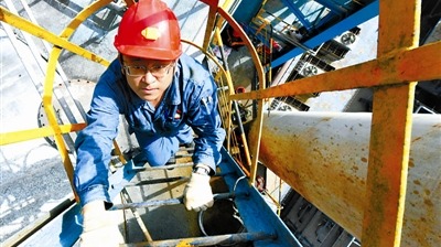 工匠汇�?#32;第一届陇原工匠｜卢朝鹏：从“蓝领专家”到成为企业争创“石化工匠”的领头�? title=