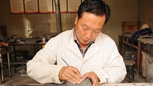 工匠汇�?#32;第二届陇原工匠｜王玉明：35年刀尖上的完美传�?#32;成就国家级制砚艺术大�? title=