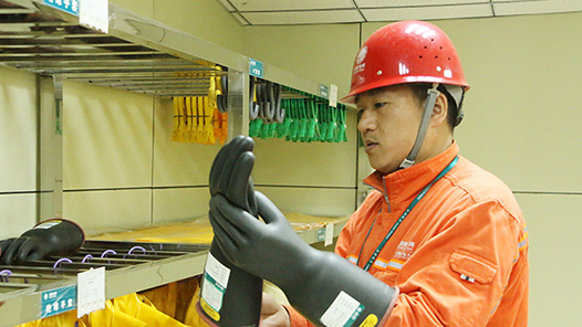 工匠汇·第二届陇原工匠｜宋军光：一年磨�?00多双手套，“电力蜘蛛侠”倾力守护万家灯火