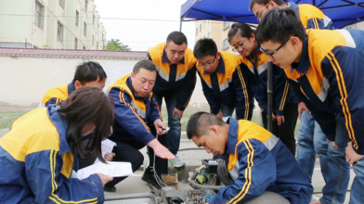 工匠汇·第三届陇原工匠 | 张海波：铁路线上的安全守护�? title=