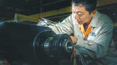 劳模风采·2015年全国劳�?#32;| 徐宝军：�?0微米雕琢沈阳工业荣光