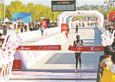 冠军跑进一小时刷新北京半马纪录 男子组肯尼亚选手基鲁伊以59分37秒夺冠