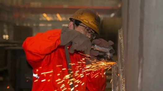 团结奋斗开新局 喜迎工会十八大·劳动者之�?#32;| 在钢铁上“绣花”的焊匠