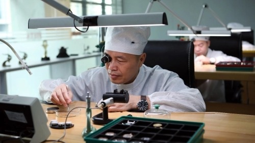 团结奋斗开新局 喜迎工会十八大·劳动者之�?#32;| 一“丝”不苟的“时光匠人�? title=