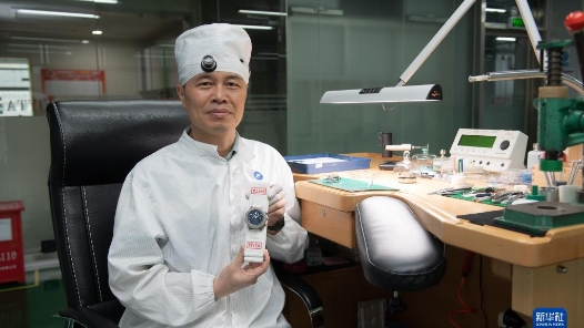 劳动者之歌｜钟表维修技师刘中华�?3年，用心与“芯”交�? title=