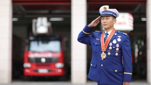 团结奋斗开新局 喜迎工会十八大·劳动者之歌｜逆行在救援路上的“火焰蓝�? title=