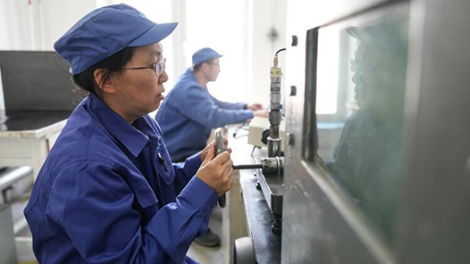 团结奋斗开新局 喜迎工会十八大·劳动者之歌｜为火工品研制跑出“加速度�? title=