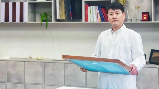 劳模风采·广东省五一劳动奖章 | 简永：传承+创新，他让非遗传统技艺熠熠生�? title=