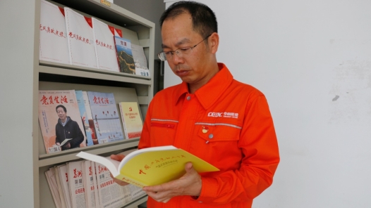 湖北五一劳动奖章获得者骆军成：寄情山水筑坦�? title=