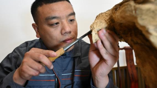 工匠汇�?023年河北大工匠 | 许红阳：刀尖绝活化朽木为神�? title=