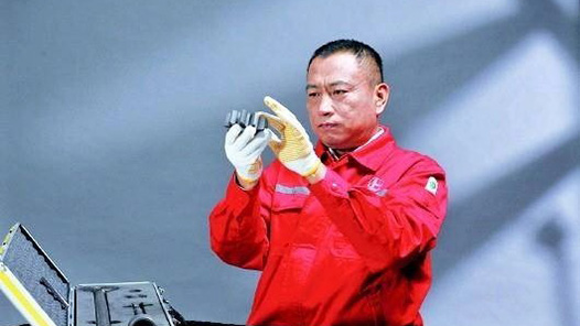劳模风采·2020年全国劳�?#32;| 唐守忠：扎根一�?#32;炼就石油行业的“技能标杆�? title=