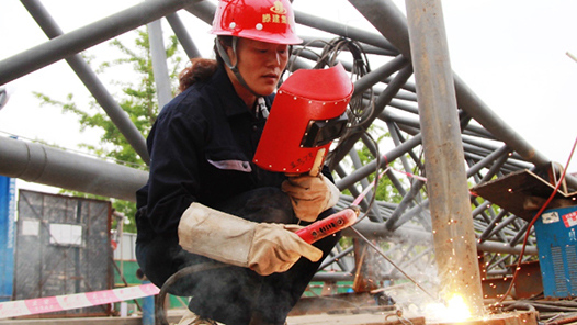 劳模风采·山东劳模｜吴敏：“在我的焊枪下每一厘米焊缝都必须合格�? title=