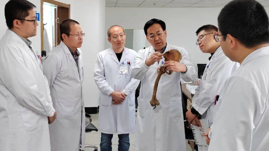 劳模风采·2023年全国五一劳动奖章 | 姜红江：“不舍得遭罪就当不了好大夫�? title=