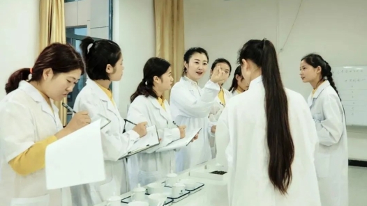 劳模风采·2023年湖北劳�?#32;| 何洁：助力恩施硒茶叫响全国、走向世�? title=