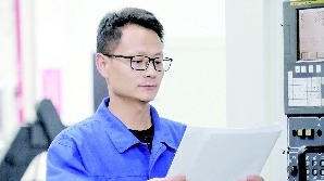 劳模风采·2023年全国五一劳动奖章 | 忽东风：17年匠心铸就出彩人�? title=