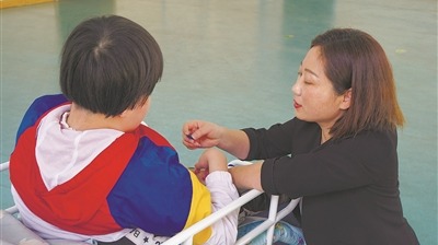 劳模风采·2023年全国五一劳动�?#32;| 楼雅佳：�?00多个孩子的“共享妈妈�? title=