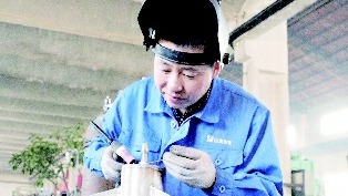 劳模风采·2023年全国五一劳动奖章 | 陈亮�?7000余道完美焊口焊接�? title=