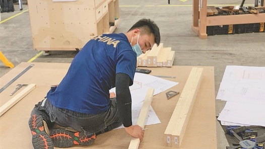 工匠汇·首届龙江工�?#32;| 王纵横：“细节控”真功夫！误差宽度仅为一根头发丝