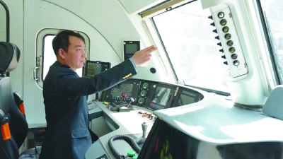 劳模风采·2023年全国五一劳动奖章 | 崔志鹏：“安全正点跑好每一趟�? title=