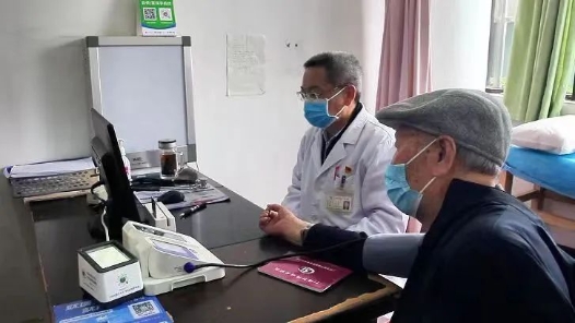 劳模风采·2023年全国五一劳动奖章 | 张世袍：白衣战袍下的医者仁�? title=