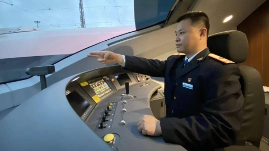 劳模风采·2018年全国五一劳动奖章 | 冯剑坚：与“复兴号”一起奔�? title=