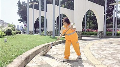 劳模风采·2023年全国五一劳动奖章 | 何拥萍：“打扫街道就像打扫自己家，不放过每一个边角�? title=
