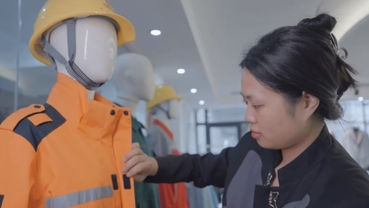 匠人匠心·2023成都工匠丨余鸿：从“时尚”到“实用�? title=