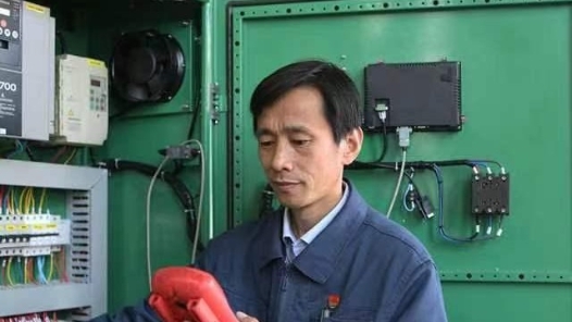 工匠汇�?020年齐鲁大工匠｜温广勇：扎根泰山玻�?0多年 从“学徒工”成长为“领头羊�? title=