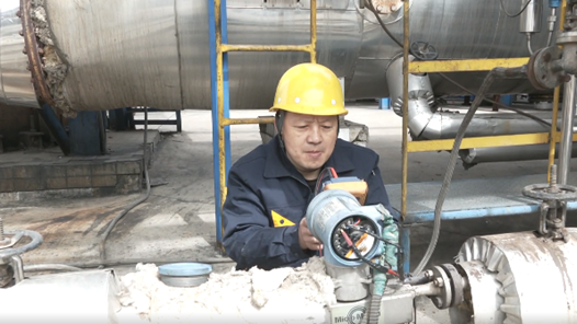 劳模风采·辽宁省五一劳动奖章｜王文龙：扎根车间的“仪表医生�? title=