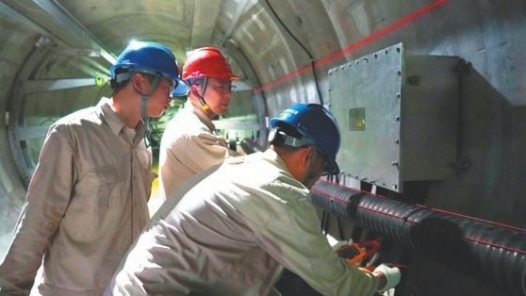 劳模风采·2023年全国五一劳动奖章｜吕立翔：河底四十米深处为电缆“体检�? title=