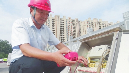 劳模风采·2023年扬州劳模｜徐荣明：从“不安分”的农民工到工作“多面手�? title=