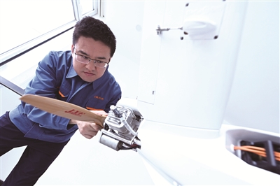 工匠汇·第三届“北京大工匠”｜王小东：深耕不辍助力无人机产业“蓄势高飞�? title=