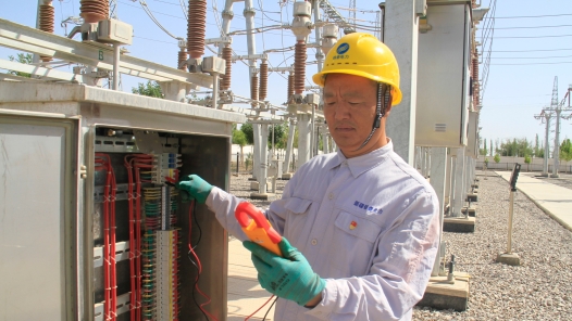 工匠汇·首批新疆工匠｜唐冰：一生争做千根银线万里光明的初心守护�? title=